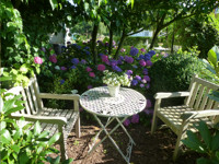 Gartentisch bei den Hortensien
